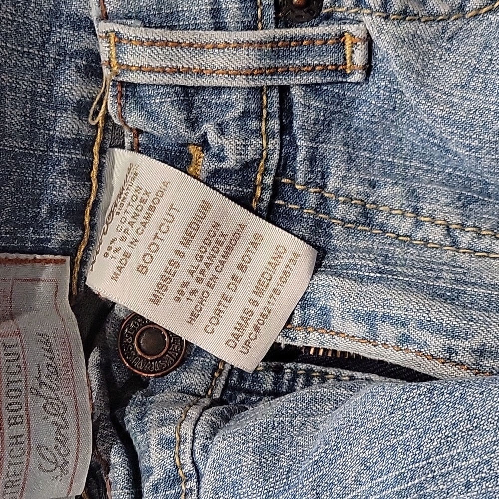 Levis - Picture 8 of 8